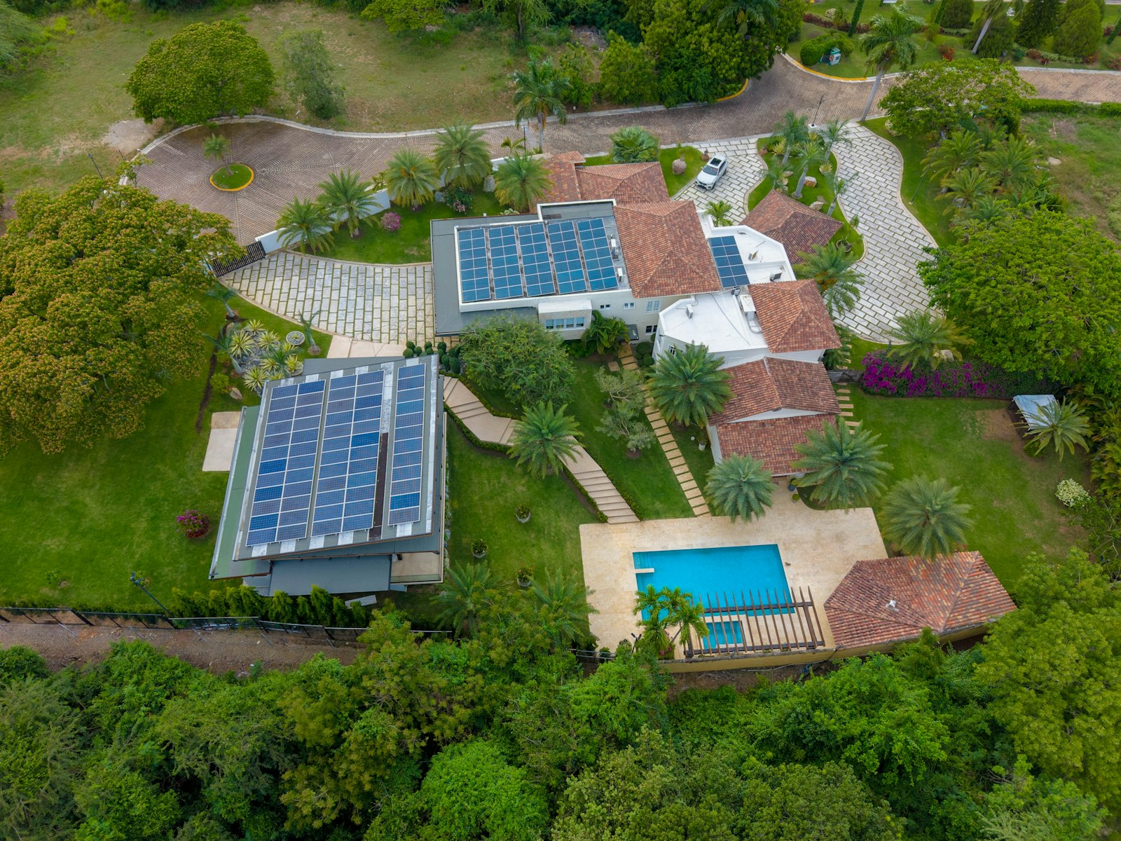 Vista aérea de residência de alto padrão com painéis solares instalados no telhado